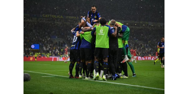 De prachtige overwinning van Inter Milan, het carnaval van de derby-avond van Milaan